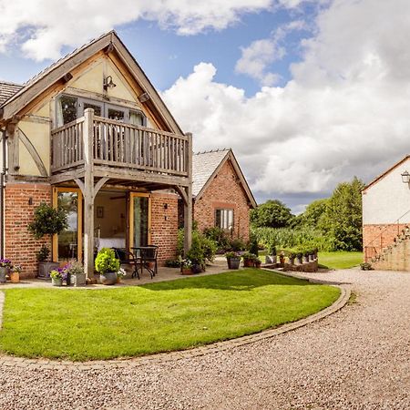 Oak Mead Villa Wrexham Exterior foto