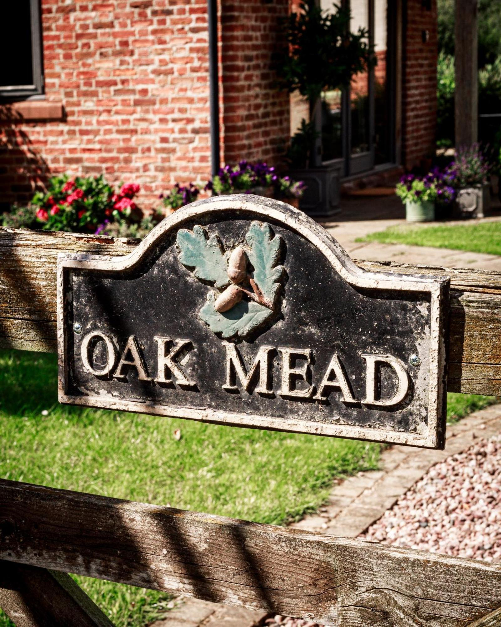 Oak Mead Villa Wrexham Exterior foto